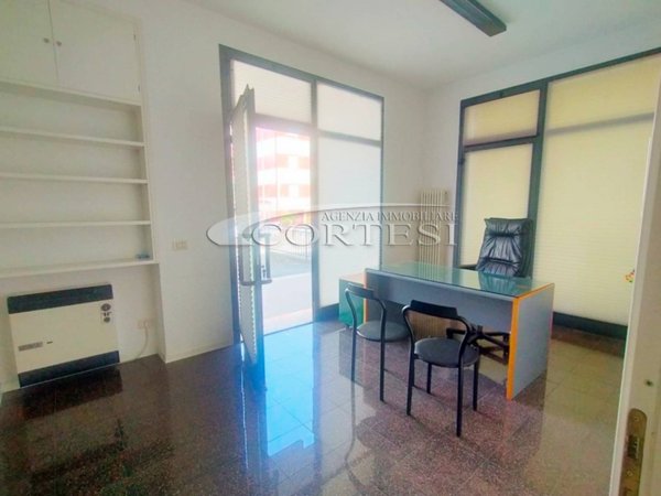 locale commerciale in affitto ad Umbertide