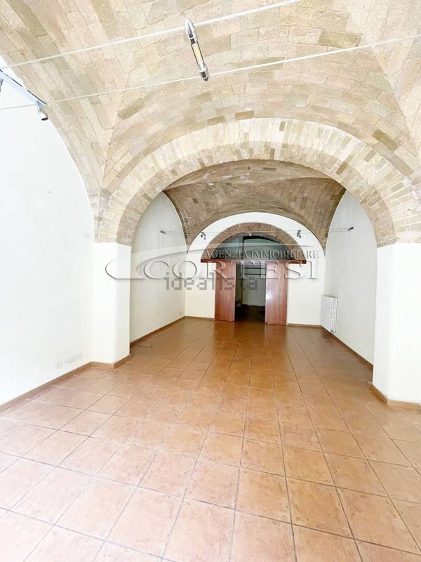 locale commerciale in affitto ad Umbertide