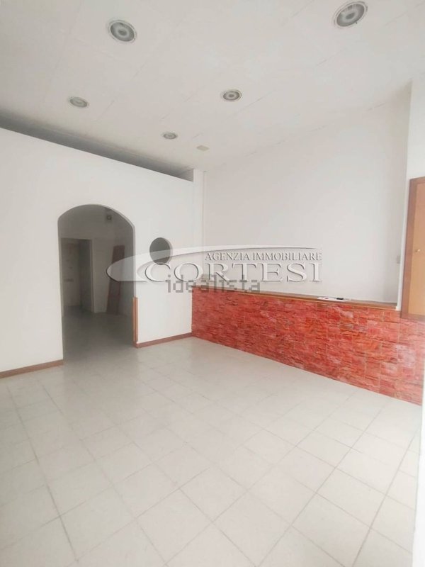 locale commerciale in affitto ad Umbertide