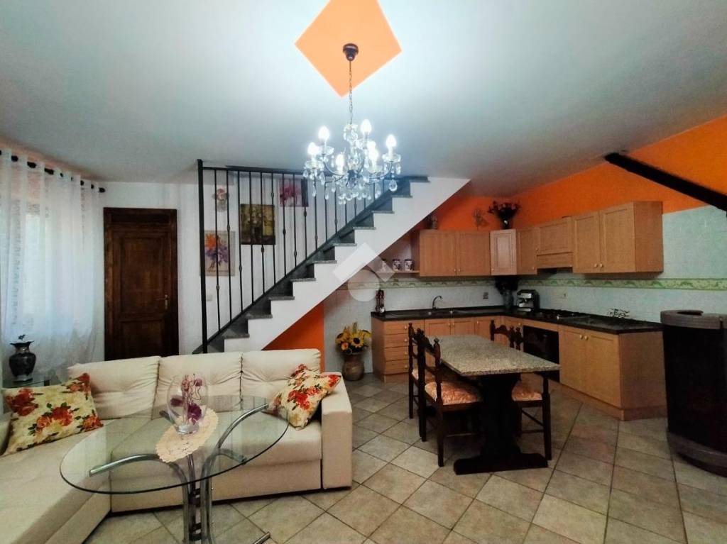 casa indipendente in affitto a Valtopina