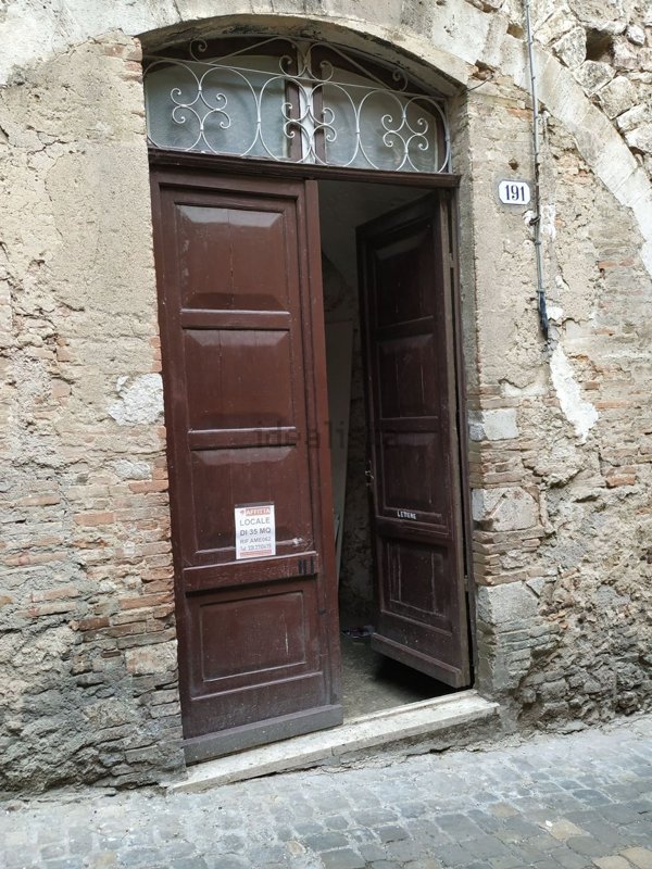 locale di sgombero in affitto ad Amelia