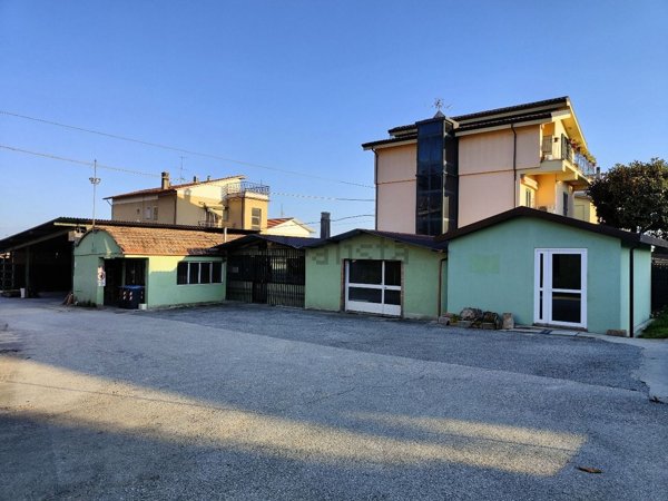 locale commerciale in affitto ad Amelia