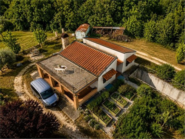 casa indipendente in affitto ad Amelia