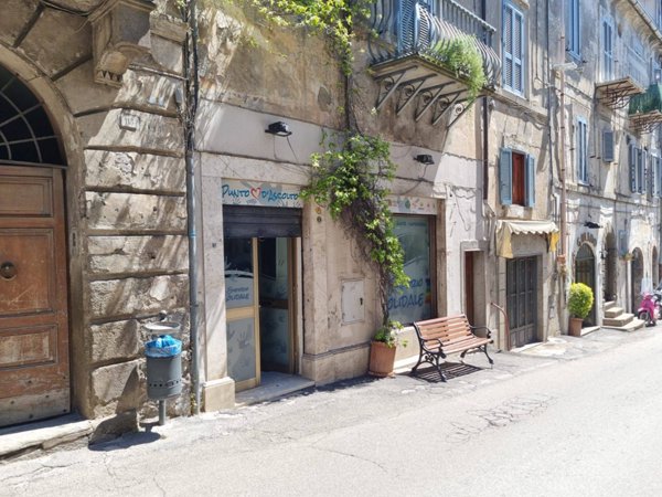 locale commerciale in affitto a Caprarola