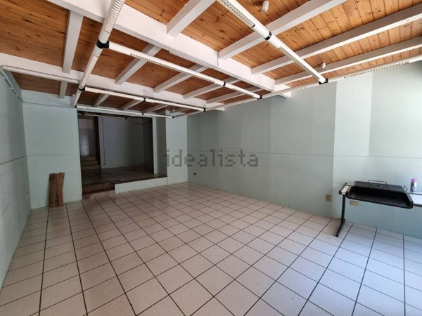 locale commerciale in affitto a Caprarola