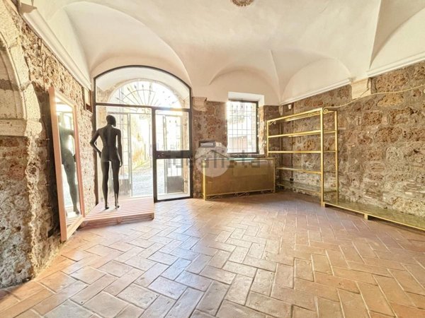 locale commerciale in affitto a Civita Castellana