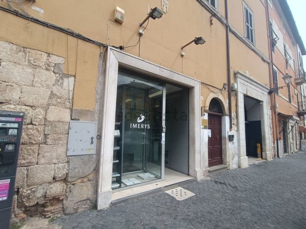 locale commerciale in affitto a Civita Castellana