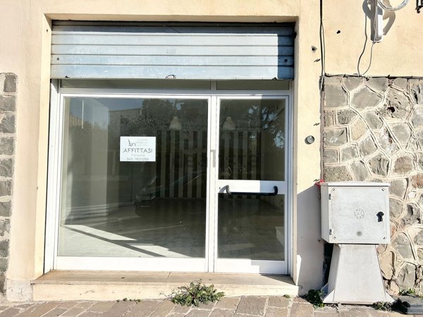 locale commerciale in affitto a Montalto di Castro