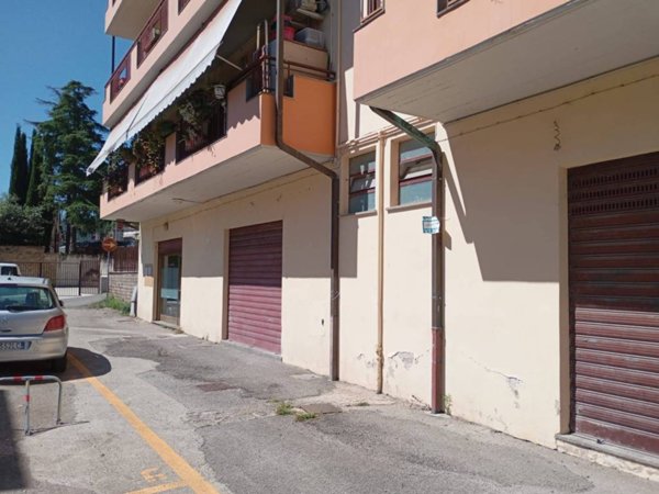 negozio in affitto ad Orte in zona Orte Scalo