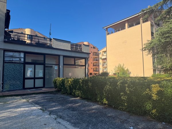negozio in affitto ad Orte