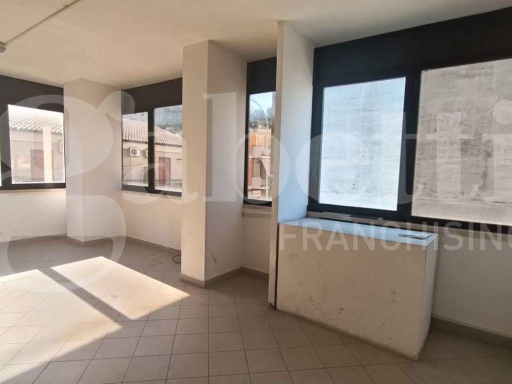 ufficio in affitto ad Orte in zona Orte Scalo