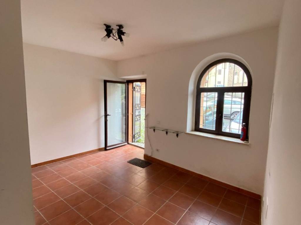 negozio in affitto a Sutri