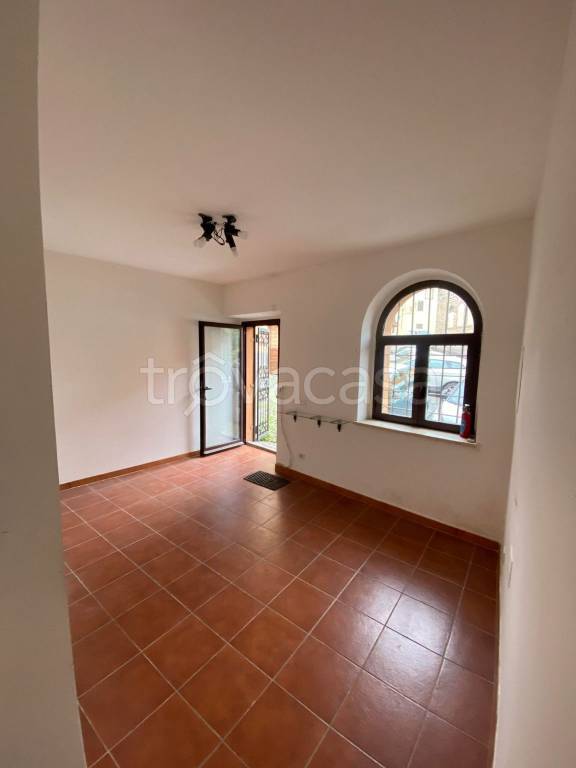 negozio in affitto a Sutri