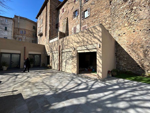 locale commerciale in affitto a Vetralla