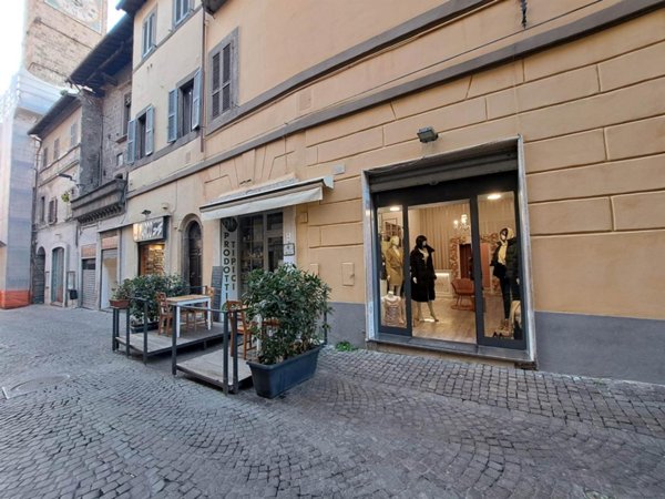 locale commerciale in affitto a Viterbo