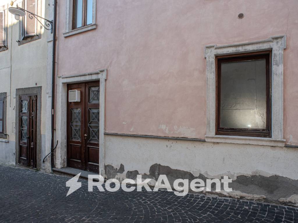 negozio in affitto a Viterbo in zona San Martino al Cimino