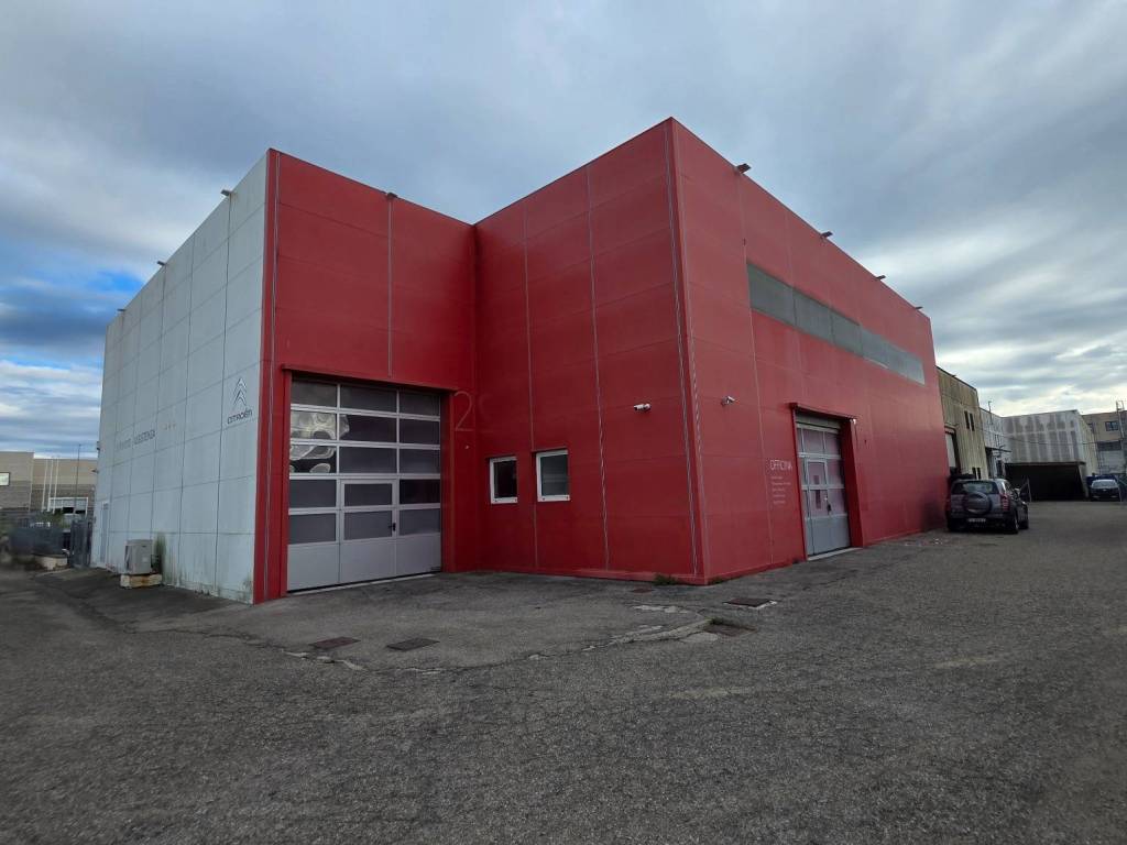 locale commerciale in affitto a Viterbo in zona Grotte Santo Stefano