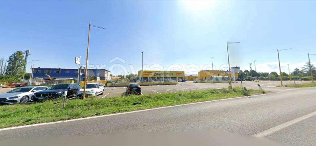 locale commerciale in affitto a Viterbo in zona Monterazzano