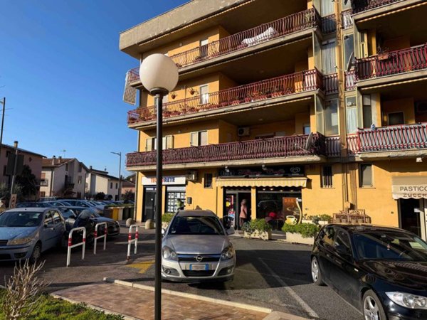 negozio in affitto a Fara in Sabina in zona Passo Corese