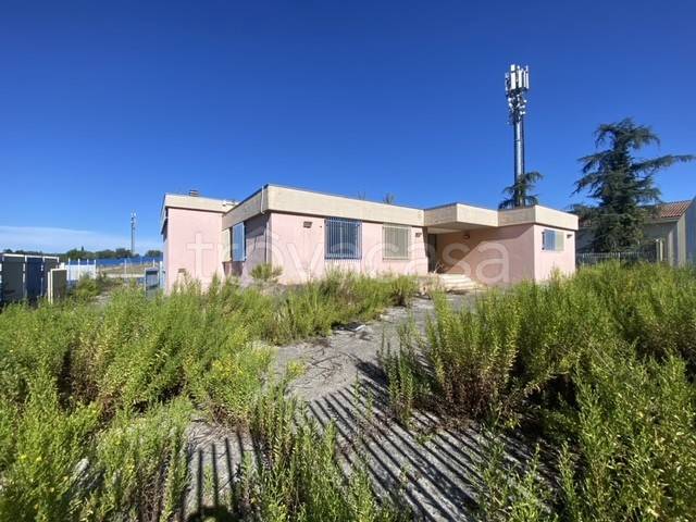 locale commerciale in affitto a Fara in Sabina in zona Passo Corese