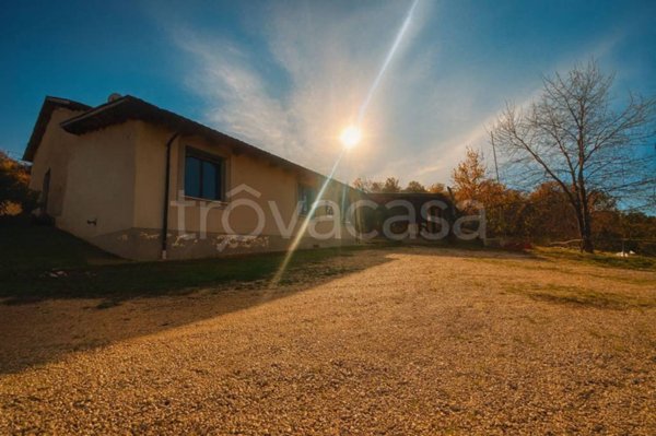 negozio in affitto a Fara in Sabina in zona Farfa