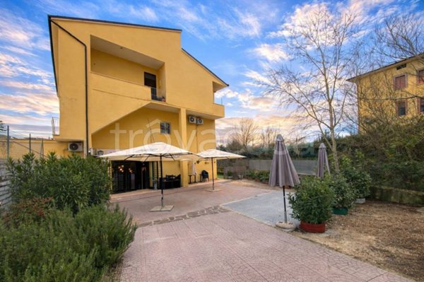 negozio in affitto a Fara in Sabina in zona Passo Corese