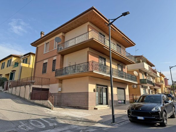 locale commerciale in affitto a Fara in Sabina in zona Passo Corese