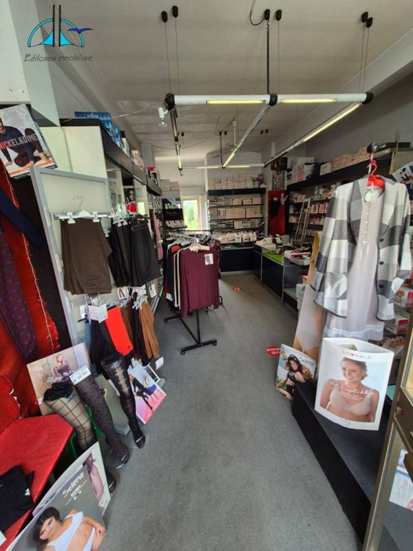 locale commerciale in affitto a Fara in Sabina in zona Passo Corese