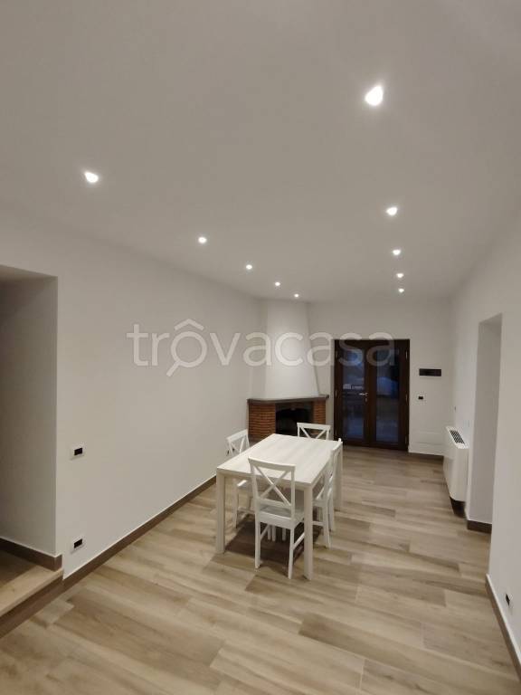 appartamento in affitto a Fara in Sabina in zona Borgo Quinzio