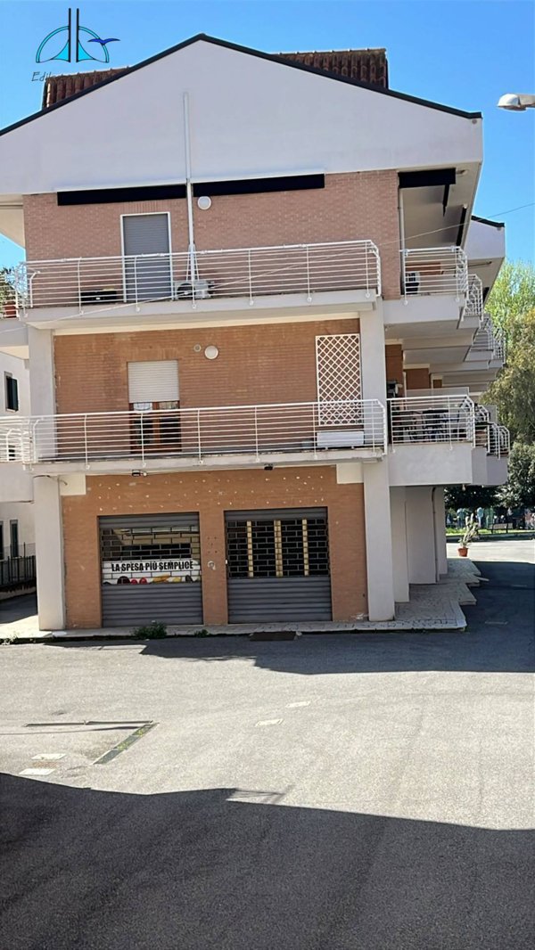 locale commerciale in affitto a Fara in Sabina in zona Passo Corese