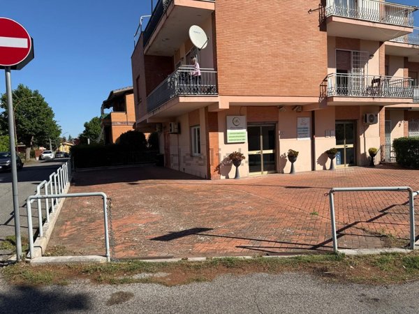 locale commerciale in affitto a Fara in Sabina in zona Passo Corese