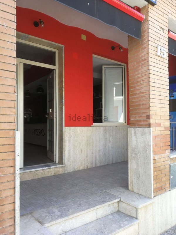 negozio in affitto a Fara in Sabina in zona Borgo Quinzio