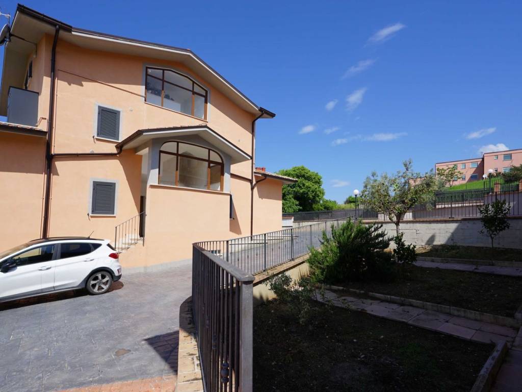 appartamento in affitto a Fara in Sabina in zona Passo Corese