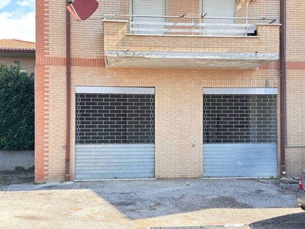 negozio in affitto a Forano
