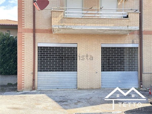 locale commerciale in affitto a Forano