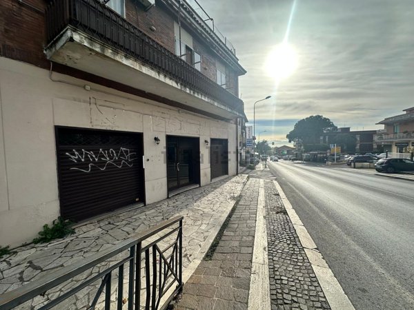 locale commerciale in affitto ad Albano Laziale in zona Cecchina