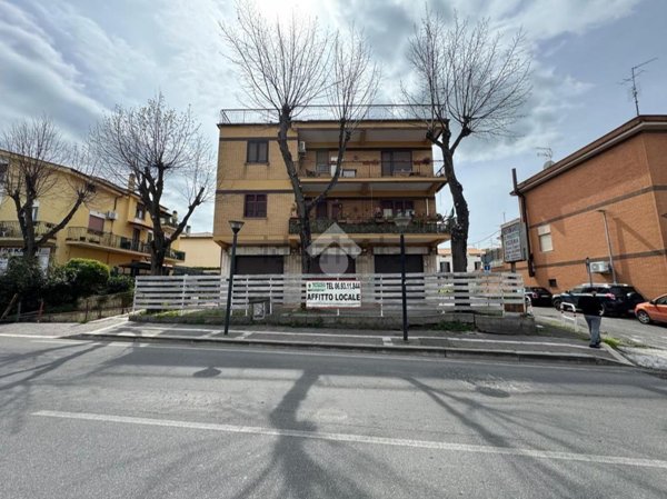 locale commerciale in affitto ad Albano Laziale in zona Pavona