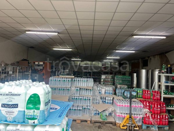 locale commerciale in affitto ad Albano Laziale in zona Cecchina