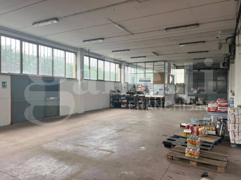 locale commerciale in affitto ad Albano Laziale in zona Pavona