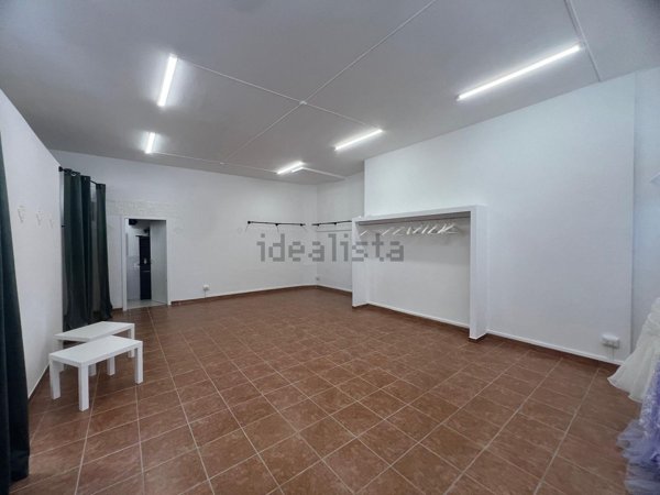 locale commerciale in affitto ad Albano Laziale in zona Cecchina