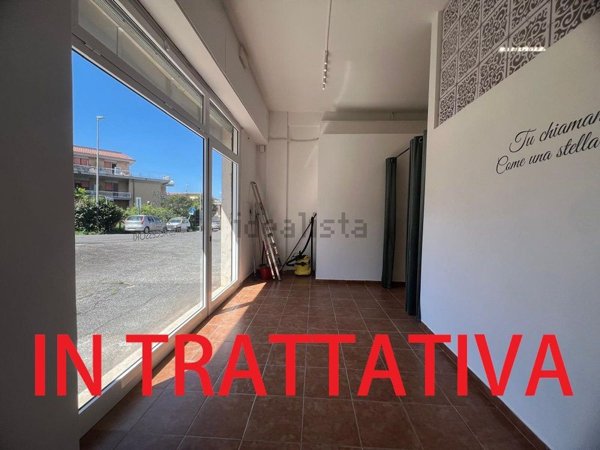 locale commerciale in affitto ad Albano Laziale in zona Cecchina