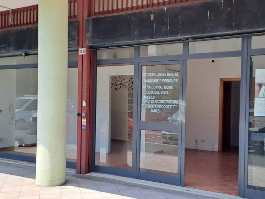 negozio in affitto ad Albano Laziale in zona Pavona