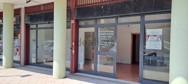 locale commerciale in affitto ad Albano Laziale in zona Pavona