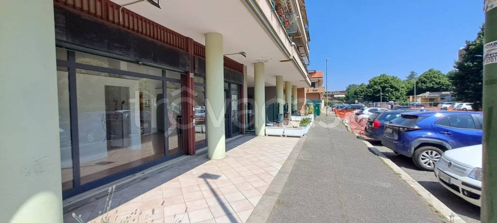 negozio in affitto ad Albano Laziale in zona Pavona