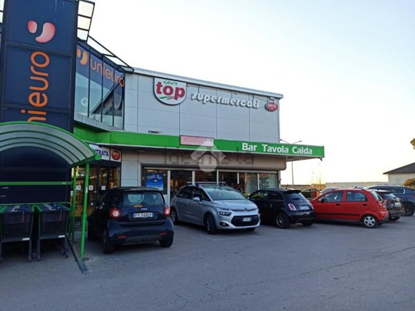locale commerciale in affitto ad Albano Laziale