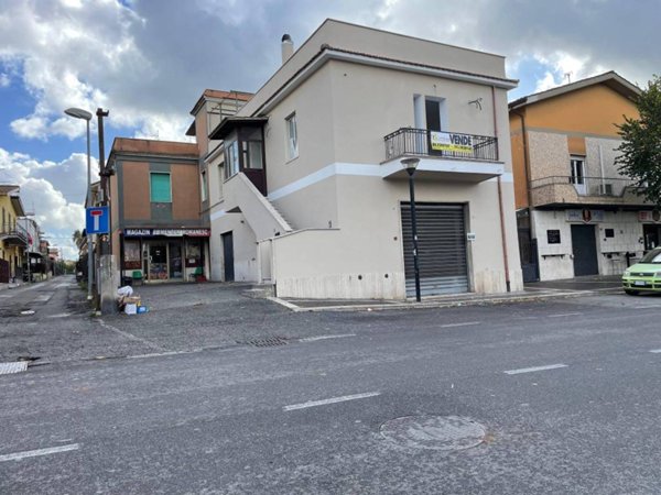 negozio in affitto ad Albano Laziale in zona Pavona