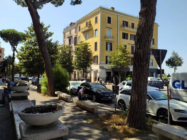 locale commerciale in affitto ad Albano Laziale