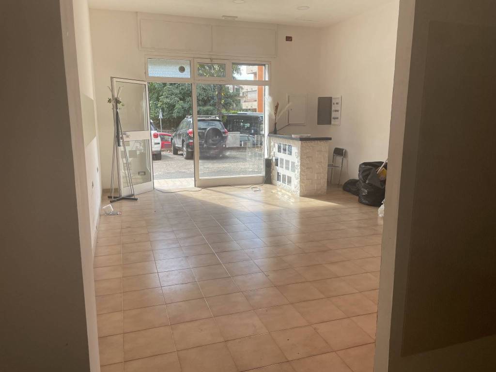 negozio in affitto ad Albano Laziale in zona Pavona