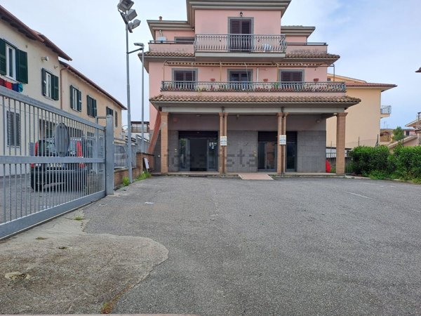 locale commerciale in affitto ad Albano Laziale in zona Pavona