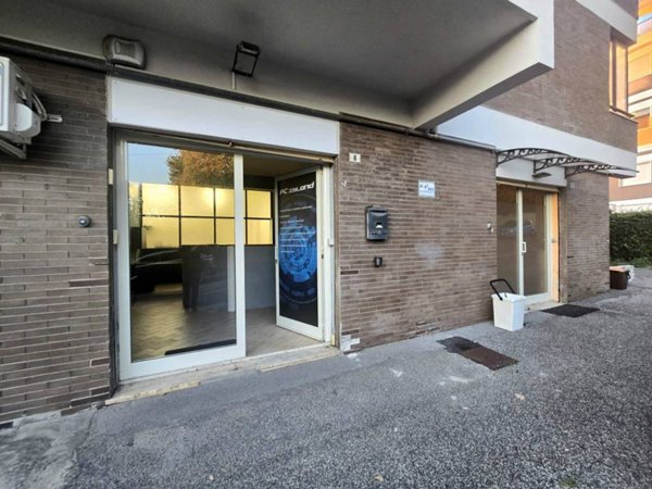 locale commerciale in affitto ad Albano Laziale in zona Cecchina